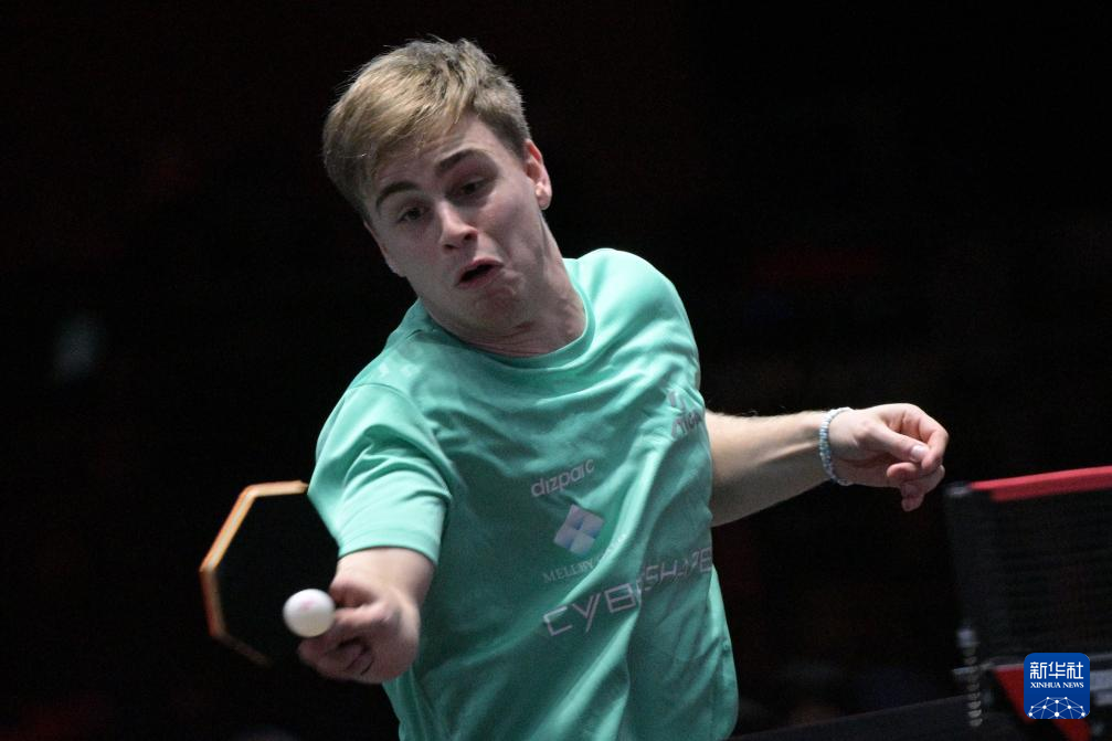 东契奇意外落入美女助教怀中，一脸享受的场面.