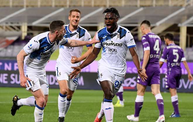 啥成分？决赛看台上一名球迷围着利物浦围巾+头戴巴黎帽子.